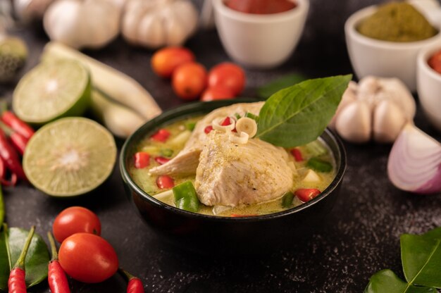 Curry verde elaborado con pollo, ají y albahaca, con tomate, lima, hojas de lima kaffir y ajo.