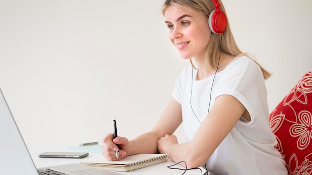 Foto gratuita cursos inteligentes en línea para jóvenes estudiantes