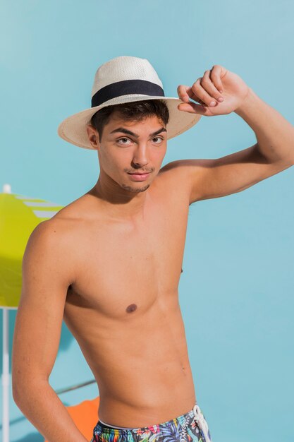 Curtido chico en sombrero en la playa