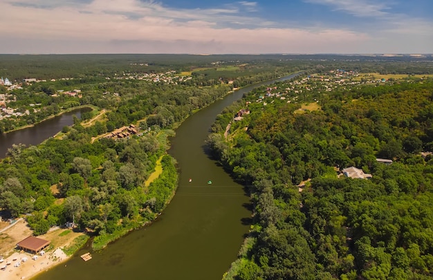 Curva del río rodeada de campos