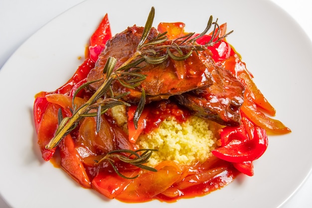 Cuscús con cordero en salsa de tomate agridulce.