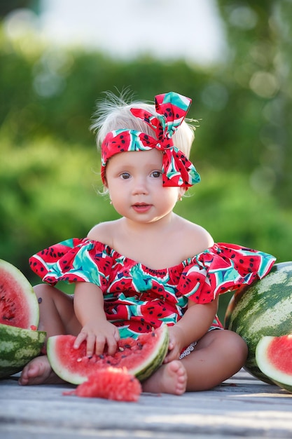 Cute Little Baby Girl con sandía al aire libre