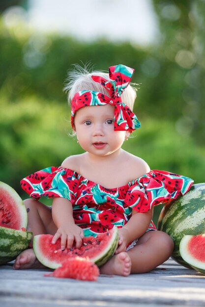 Cute Little Baby Girl con sandía al aire libre