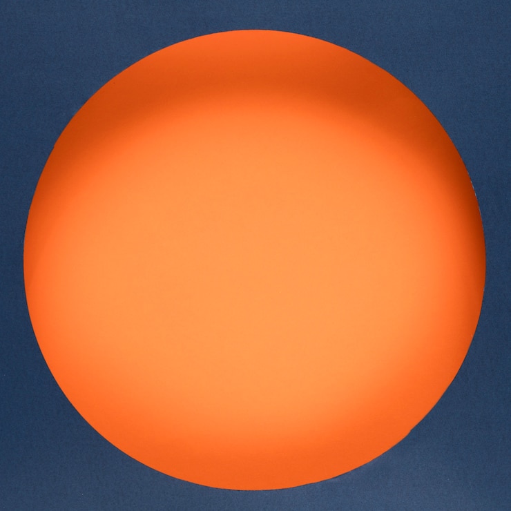 Foto gratuito cyber lunes en línea círculo naranja