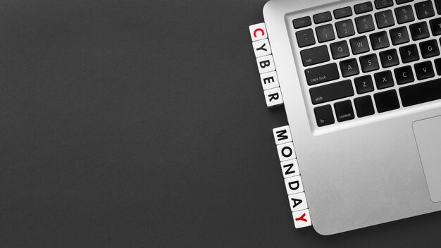 Cyber monday escrito con letras de scrabble y espacio de copia de portátil