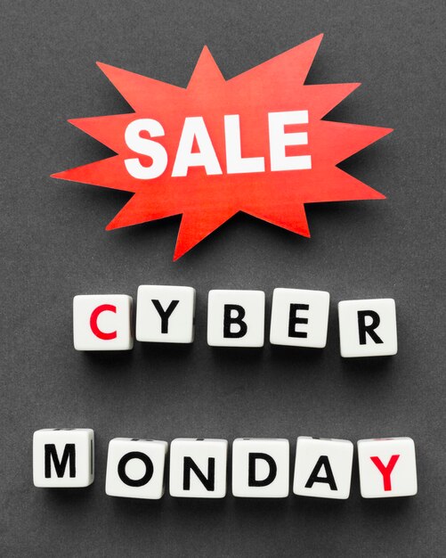 Cyber monday escrito con letras de scrabble y etiqueta de venta