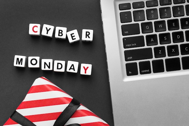 Foto gratuita cyber monday escrito con letras de scrabble y portátil