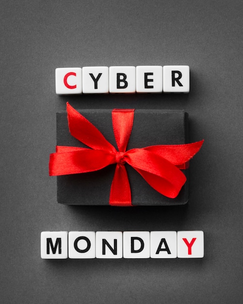 Cyber monday escrito con letras de scrabble y regalo.