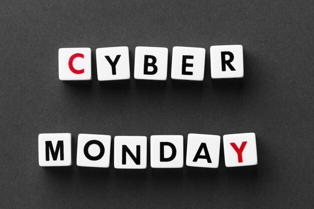 Cyber monday escrito con letras de scrabble