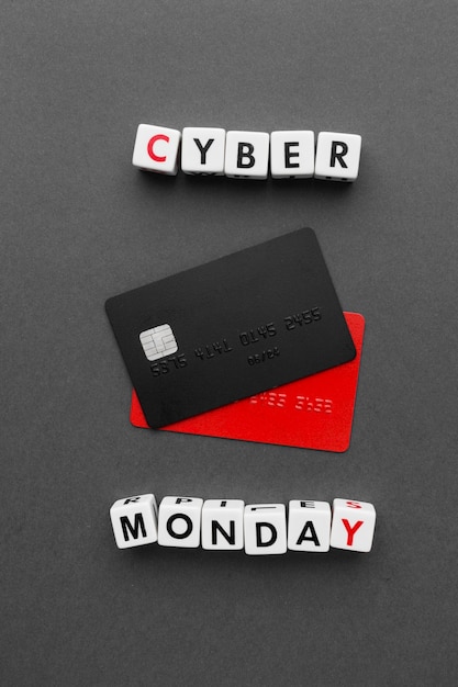 Foto gratuita cyber monday con tarjetas de crédito negras y rojas