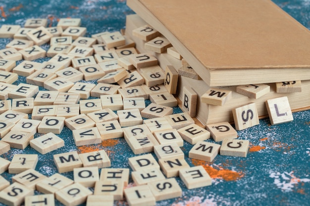 Dados de madera con letras entre las páginas de un libro.