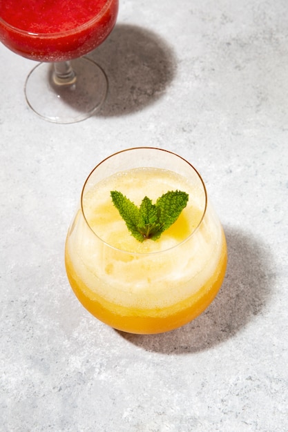 Foto gratuita daiquiri sabroso de alto ángulo con hoja de menta