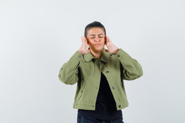 Dama cogidos de la mano en la cabeza en la chaqueta