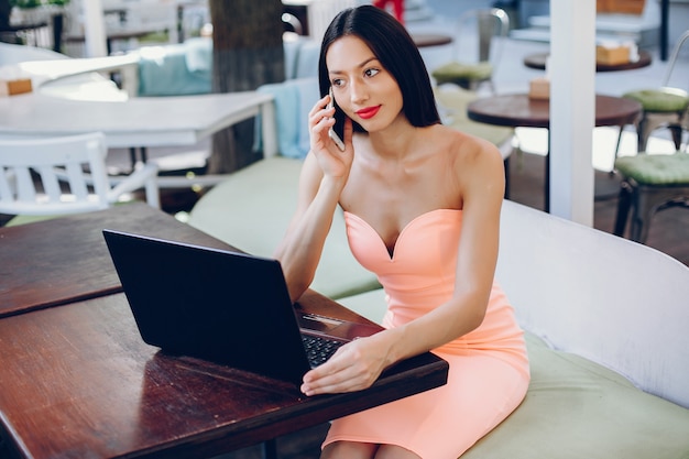 Dama elegante con laptop