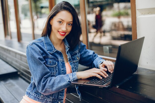 Dama elegante con laptop