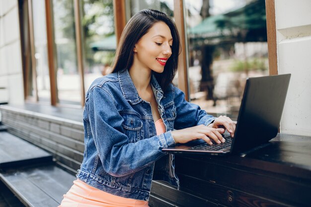 Dama elegante con laptop