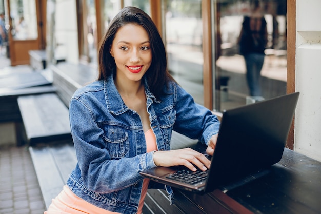 Dama elegante con laptop