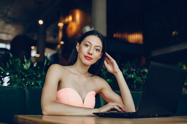 Dama elegante con laptop