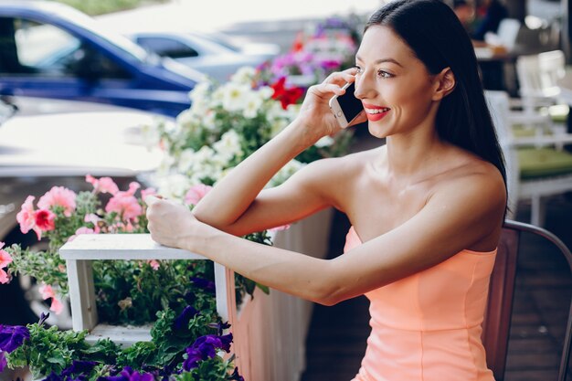 Dama elegante con telefono movil