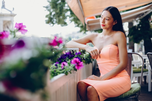 Dama elegante en un vestido rosa