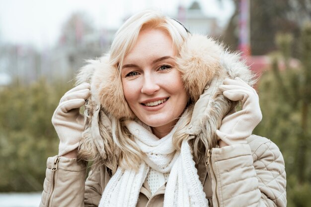 Dama en invierno con orejeras