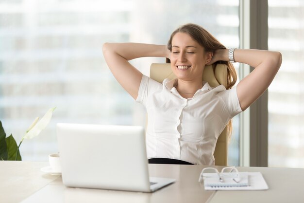 Dama de negocios satisfecha viendo el trabajo terminado