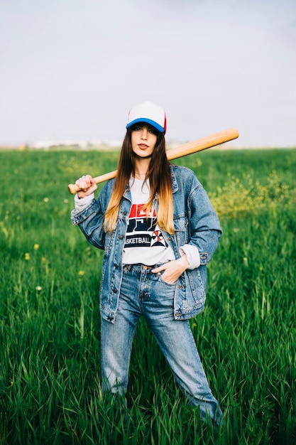 Dama seria en jeans en el campo