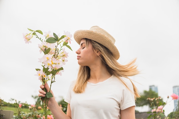 Dama en sombrero con flores blancas