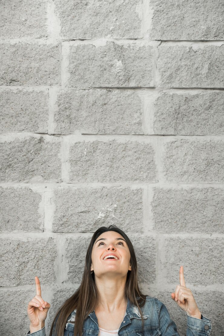 Foto gratuito dama sonriente apuntando hacia arriba