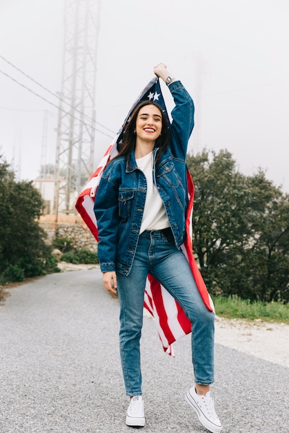 Foto gratuita dama sonriente con bandera estadounidense