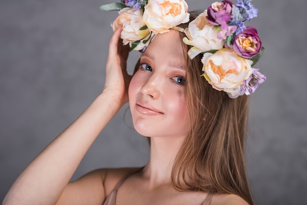 Dama sonriente con flores en la cabeza