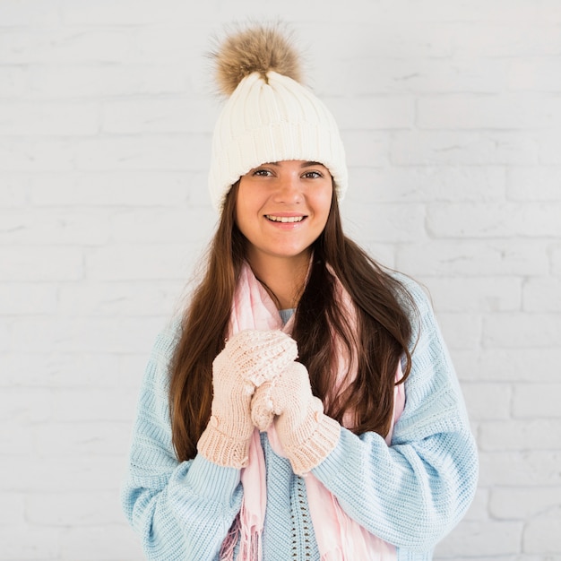 Foto gratuita dama sonriente en mitones, gorro y bufanda.