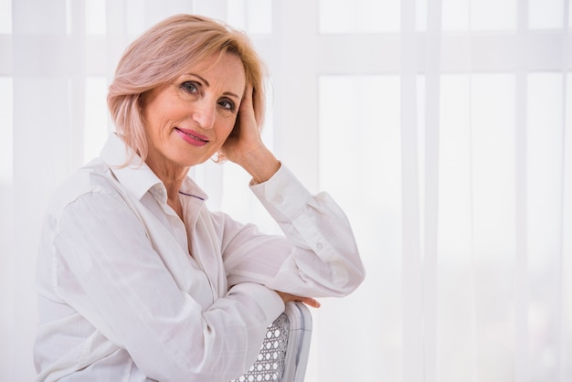 Foto gratuita dama de tiro medio con el pelo corto mirando a la cámara