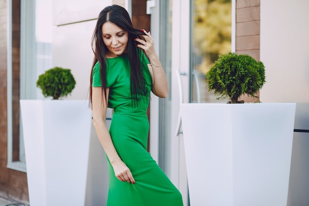 Foto gratuita dama en vestido verde