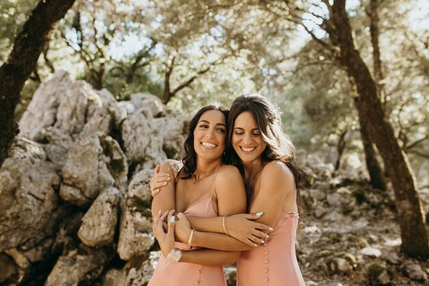 Damas de honor en bonitos vestidos al aire libre