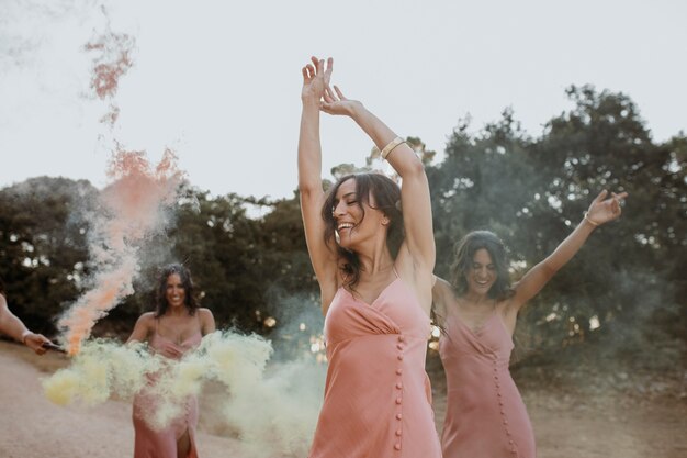 Damas de honor en bonitos vestidos celebrando la boda al aire libre