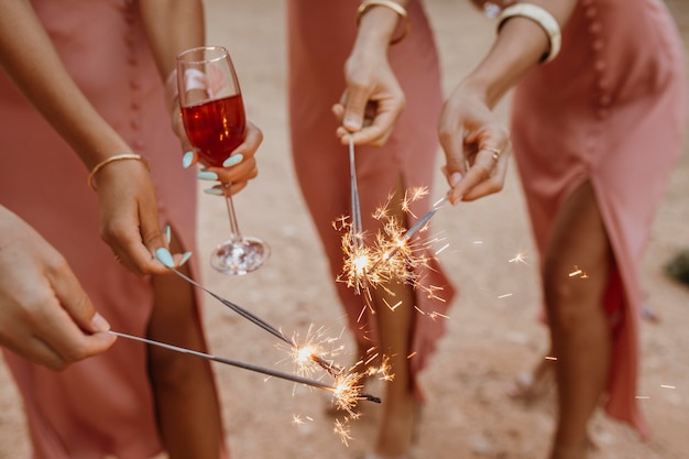 Damas de honor en bonitos vestidos celebrando la boda al aire libre