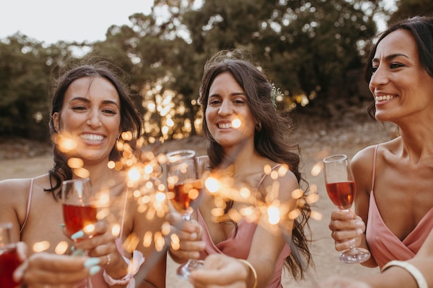 Damas de honor en bonitos vestidos celebrando la boda al aire libre