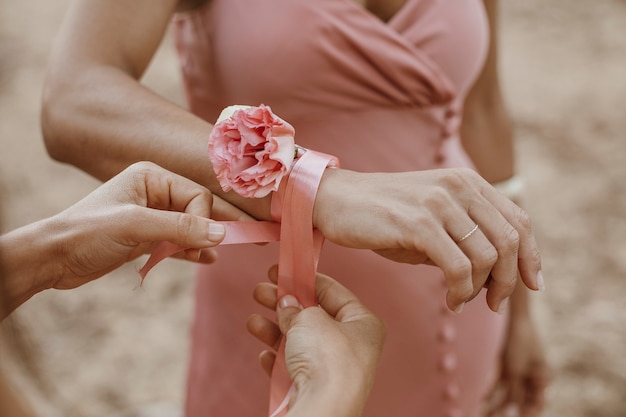 Damas de honor en bonitos vestidos celebrando la boda al aire libre