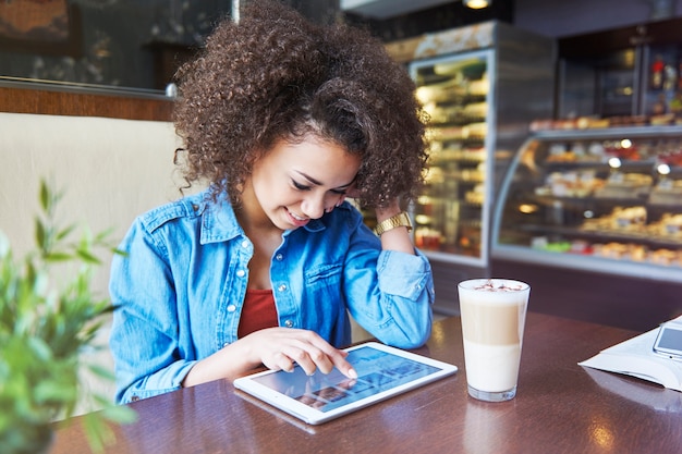 Foto gratuita dame café e internet y estaré complacido