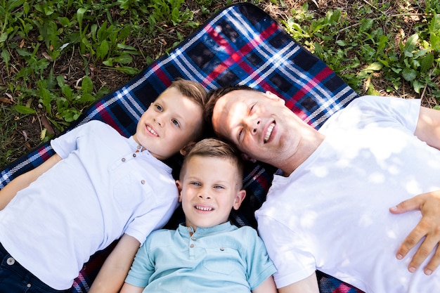 Foto gratuita dan pasando tiempo con sus hijos