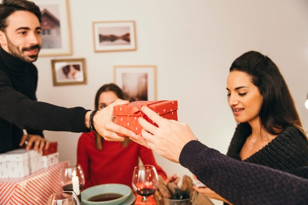 Dando regalo en cena de navidad