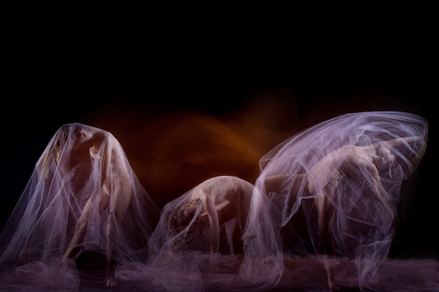 Foto gratuita la danza sensual y emocional de la bella bailarina con velo