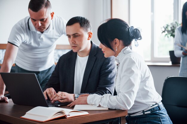 Dar consejos. Empresarios y gerente trabajando en su nuevo proyecto en el aula