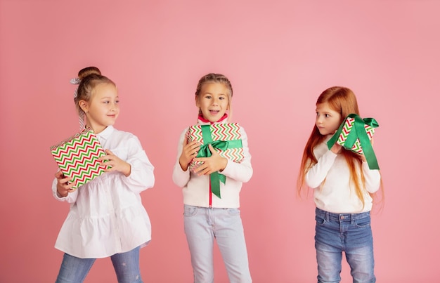 Dar y recibir regalos en las vacaciones de Navidad. Grupo de niños sonrientes felices divirtiéndose