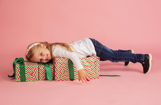 Dar y recibir regalos en las vacaciones de navidad. grupo de niños sonrientes felices divirtiéndose