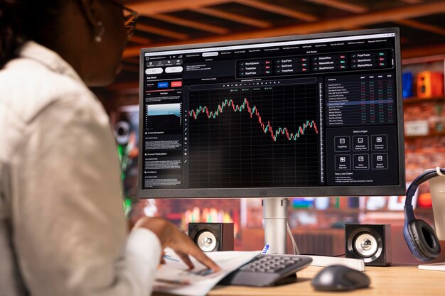 Day trader en la oficina en casa comprando acciones que funcionan bien en la pantalla del PC