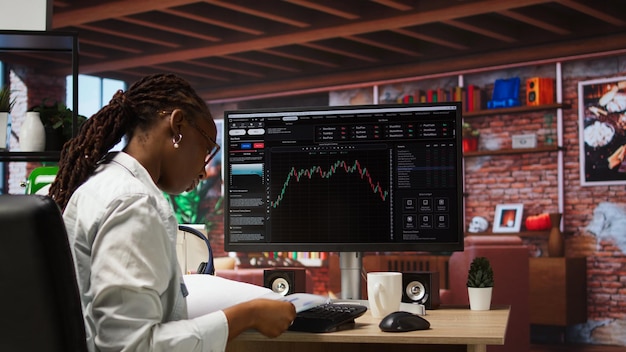 Day trader que utiliza el PC para vender acciones con el objetivo de capitalizar las tendencias del mercado