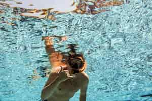 Foto gratuita debajo de la piscina