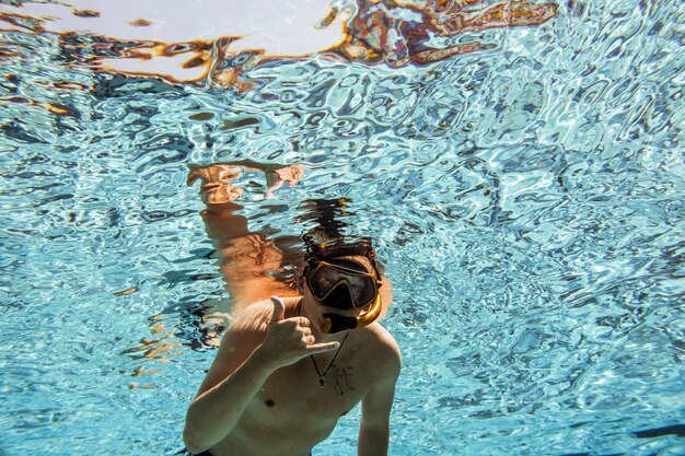 debajo de la piscina